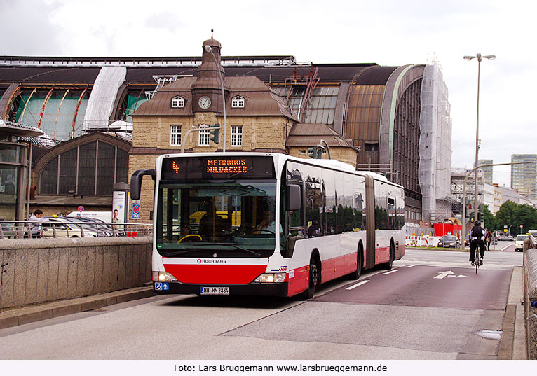 Ein Hochbahn Gelenkbus am Hamburger Hauptbahnhof