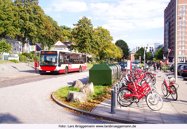 Die Bushaltestelle Neumühlen der Buslinie 112 in Hamburg mit einer Ausleihstation vom Stadtrad Hamburg