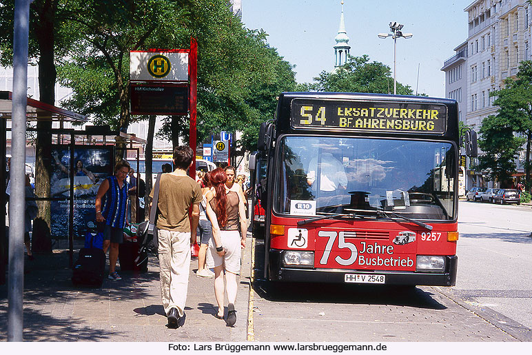 Ein VHH-Bus an der Haltestelle Hamburg Hbf