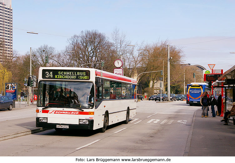 Die Bushaltestelle Stephansplatz in Hamburg