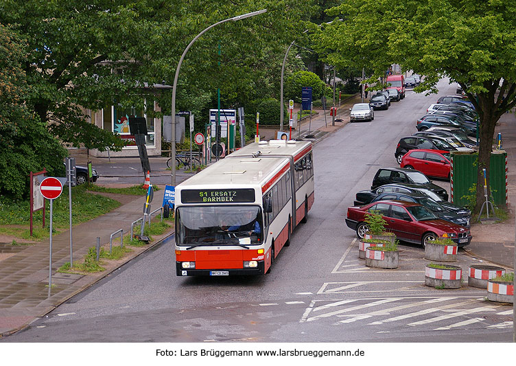 Ein Hochbahn-Bus am Bahnhof Barmbek in Hamburg