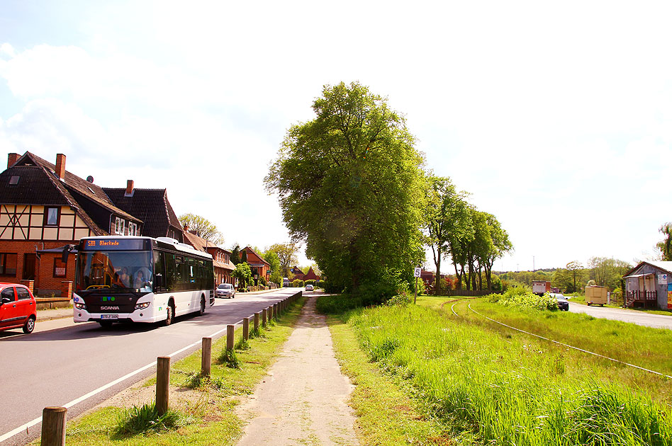 Ein KVG Bus am Bahnhof Neetze an der Bahnstrecke von Lünenburg nach Bleckede