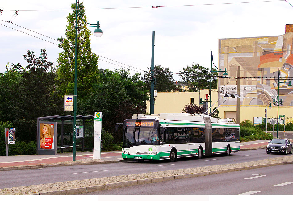 Ein Solaris Trollino Obus in Eberswalde an der Haltestelle Hauptbahnhof