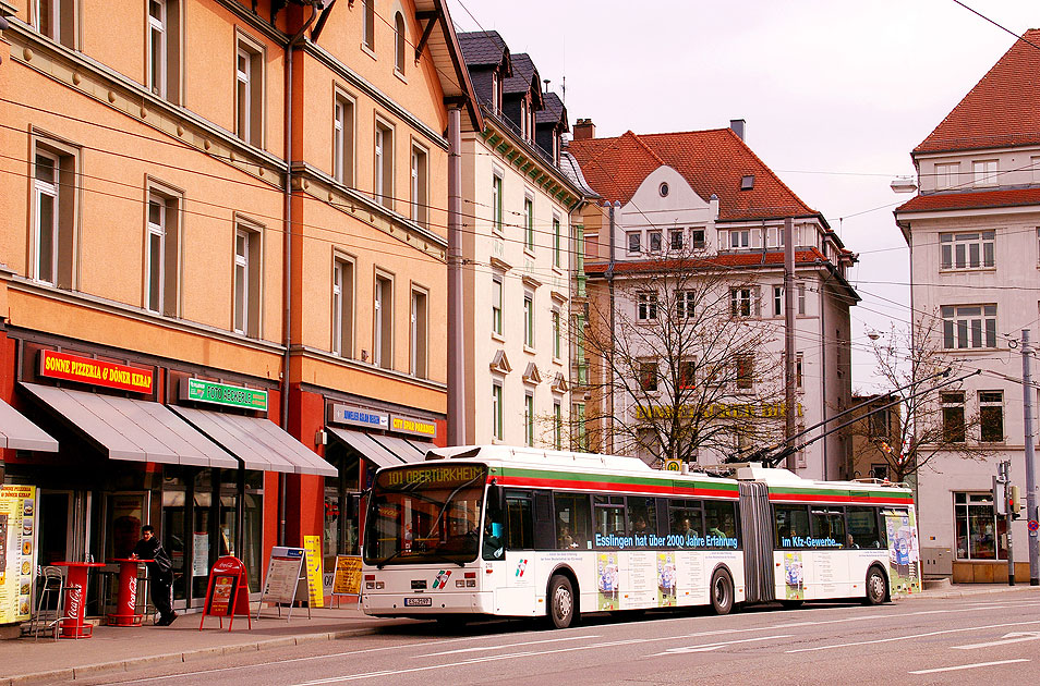 Der Obus in Esslingen an der Haltestelle Hauptbahnhof