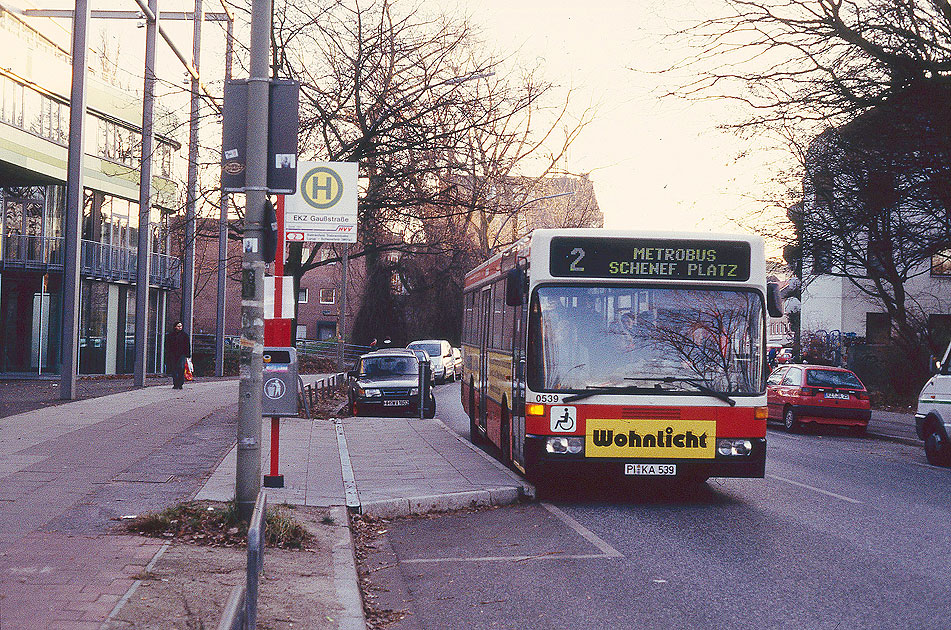 Die Haltestelle EKZ Gaußstraße in Hamburg