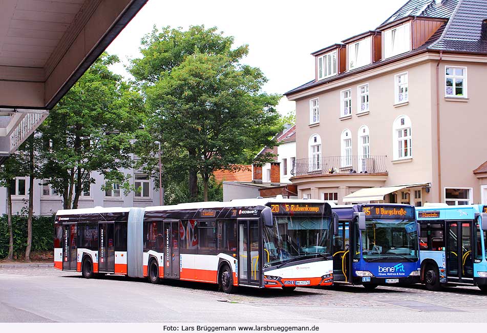 Ein Hochbahn Solaris Gelenkbus am Bahnhof Altona