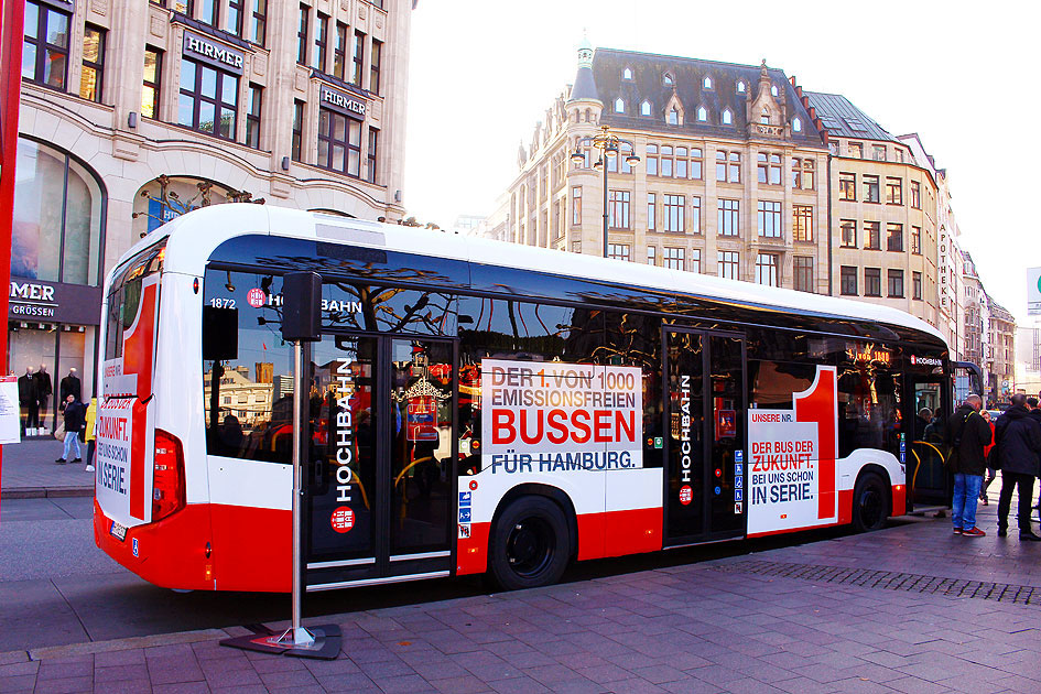 Mit Elektromobilität durch Hamburg: Hochbahn E-Citaro auf dem Rathausmakt in Hamburg