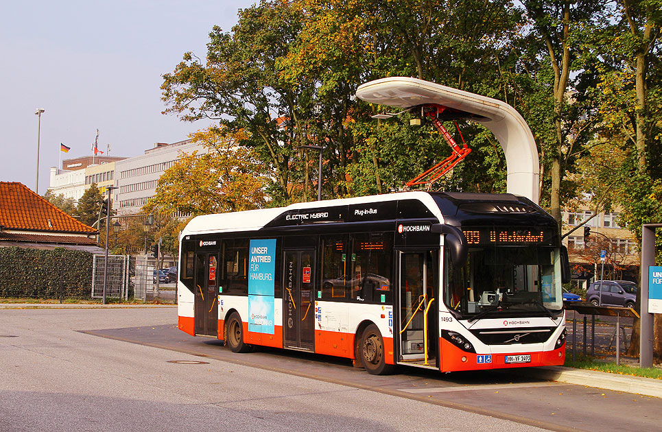 Ein Hochbahn Elektrobus mit Stromabnehmer auf dem Dach beim nachladen von Strom