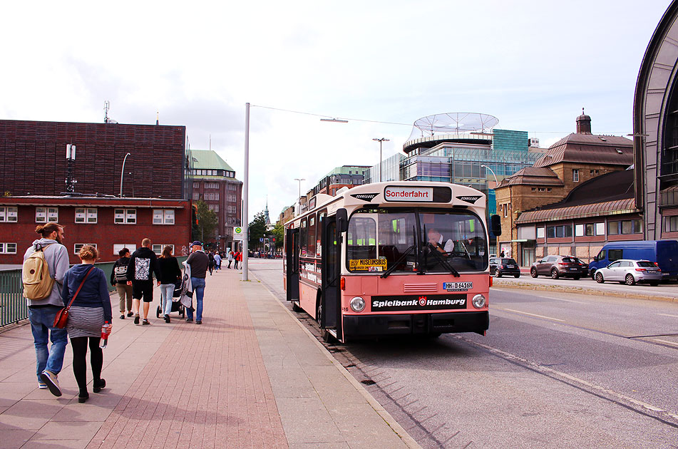 Der HOV Museumsbus ex HHA 6416 am Hamburger Hauptbahnhof