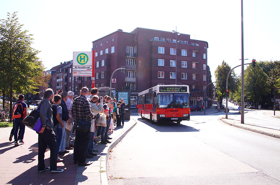 Ein HOV ex Hochbahn-Bus am Bahnhof Hasselbrook im Einsatz beim Verkehrshistorischen Tag