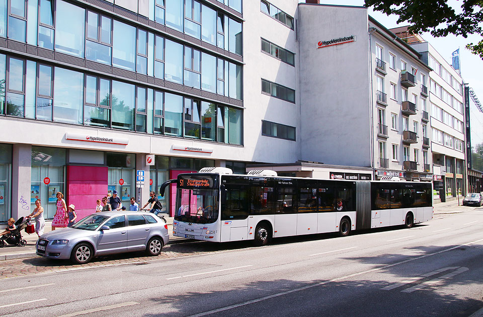 In Hamburg parkt man gerne auf Bushaltestellen - Der VHH 1816 ein Gelenkbus von MAN