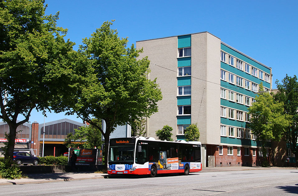 Ein Hochbahn Bus am Bahnhof Altona vor dem ehemaligen Betriebshof Schützenhof