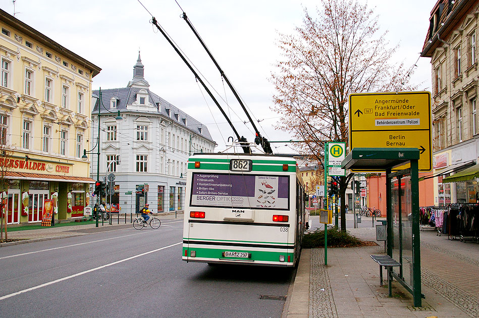 Der Obus in Eberswalde an der Haltestelle Karl-Marx-Platz