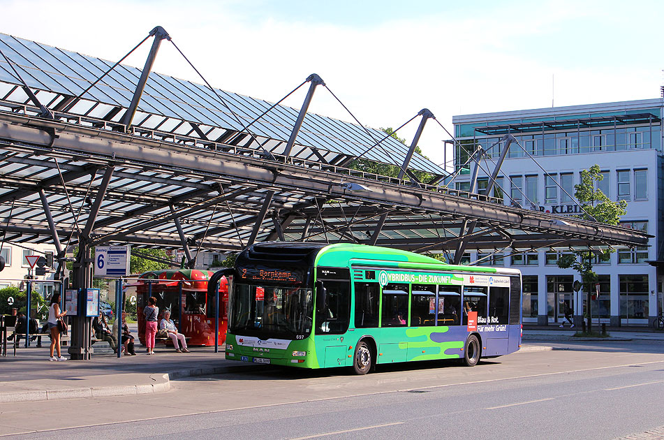 Foto MAN Hybridbus in Lübeck auf dem ZOB