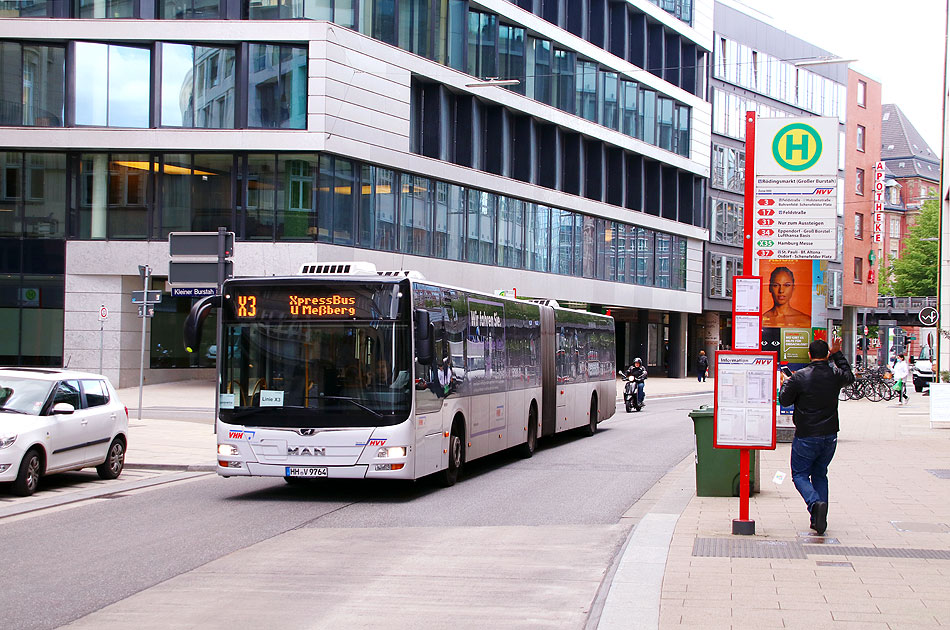 Ein VHH Bus an der Bushaltestelle Großer Burstah