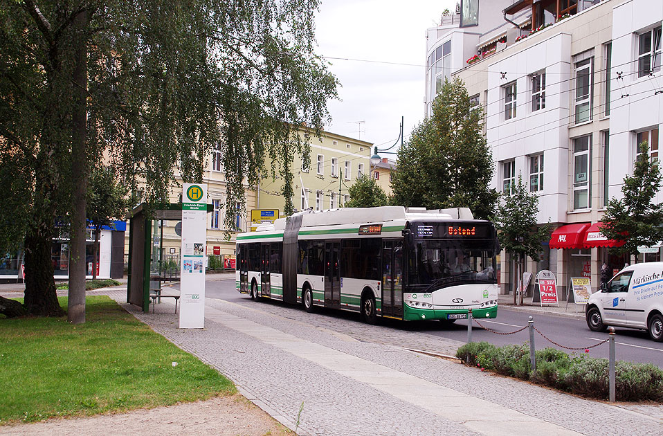 Der Obus in Eberswalde an der Haltestelle Friedrich-Ebert-Straße - ein Solaris Trollino 18 AC