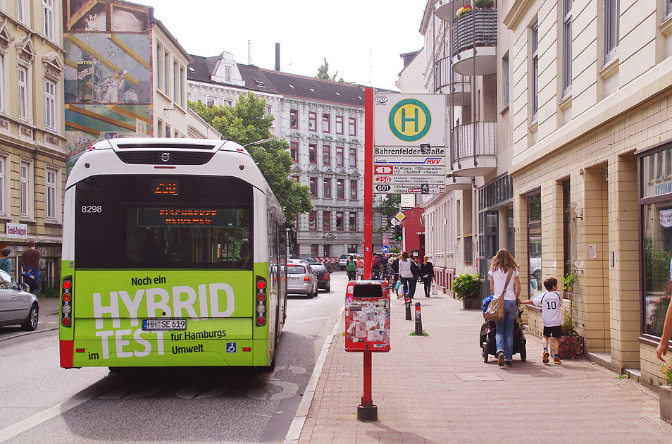 SBG Volvo Hybrid Bus an der Haltestelle Bahrenfelder Straße in Altona