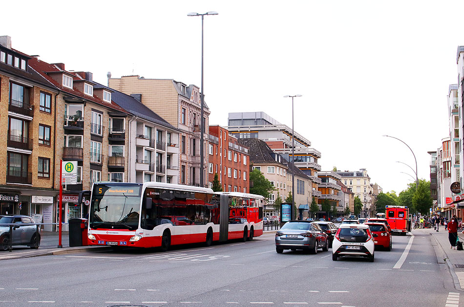 Ein Hochbahn Bus an der Haltestelle Grindelhof