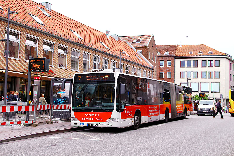 Ein Stadtbus in Lübeck vom Stadtverkehr Lübeck an der Haltestelle Kohlmarkt