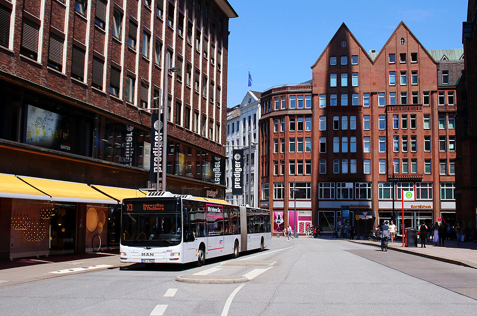 Ein VHH Gelenkbus von MAN an der Haltestelle Rathausmarkt / Petrikirche