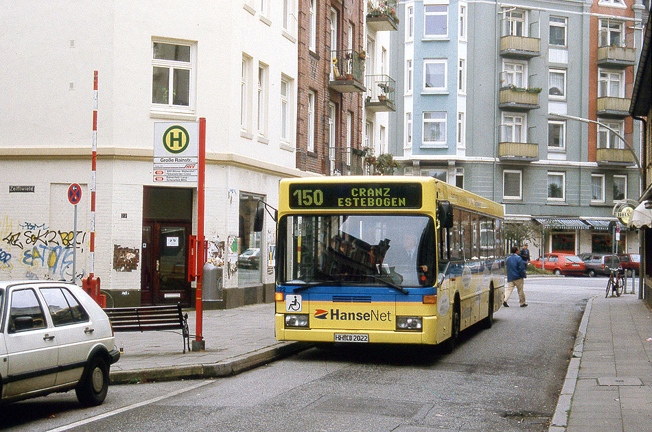 Ein Hochbahn Bus an der Haltestelle Große Rainstraße