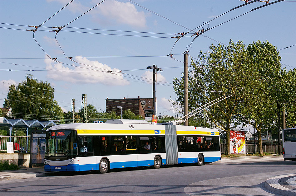 Der Obus in Solingen an der Haltestelle Hauptbahnhof