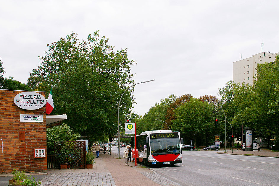 Ein Hochbahn Bus an der Bushaltestelle Paul-Roosen-Straße