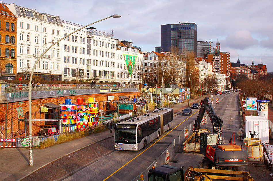 Ein VHH Bus als Linie 2 an der Haltestelle Hafentreppe