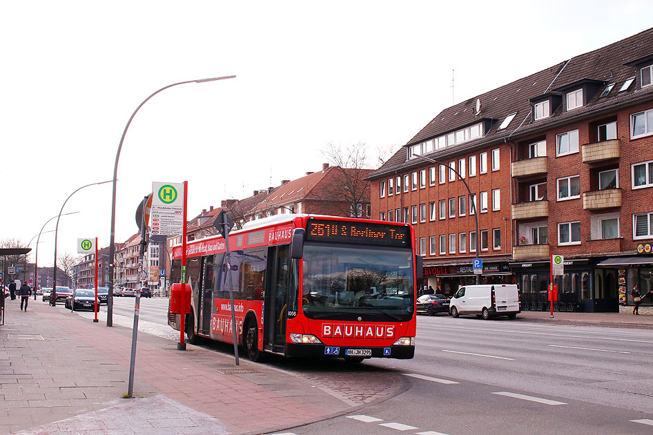 Ein Hochbahn Bus an der Haltestelle U-Bahn und S-Bahn Wandsbeker Chausssee