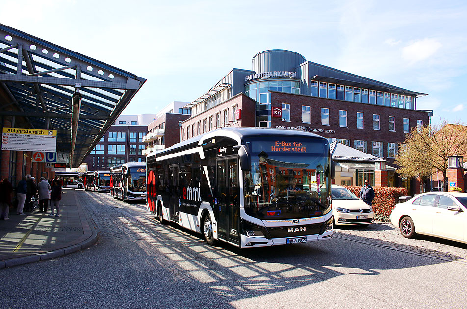 VHH Elektrobusse in Norderstedt am Bahnhof Norderstedt Mitte