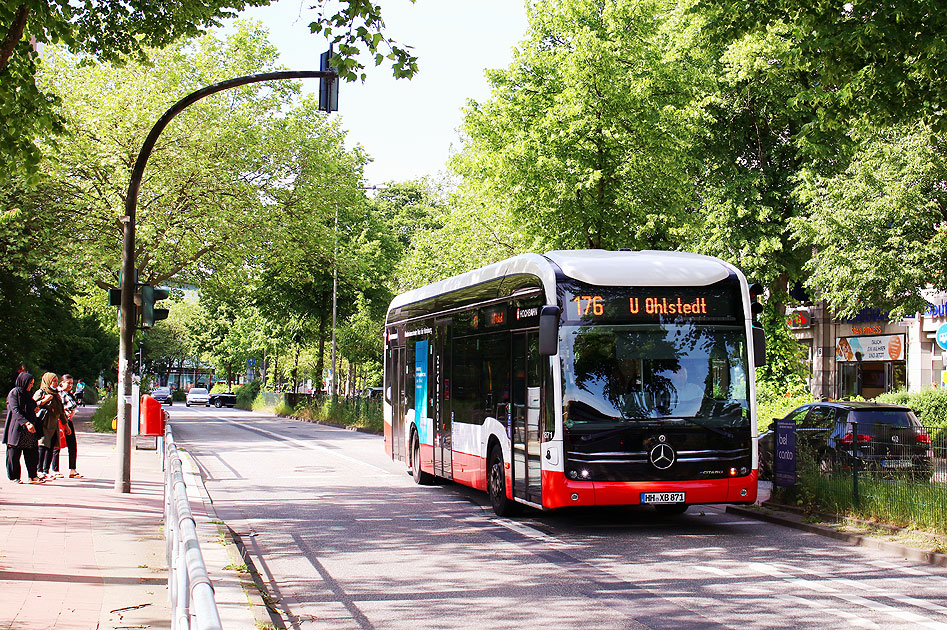 Ein Hochbahn Elektrobus am Bahnhof Poppenbüttel