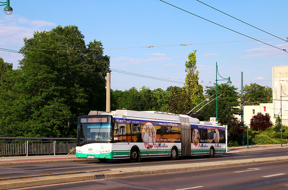 Der Obus in Eberswalde an der Haltestelle Hauptbahnhof