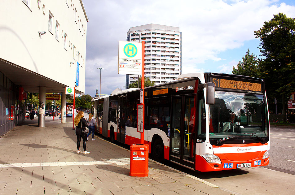 Ein Hochbahn Gelenkbus im SEV Einsatz für die S-Bahn an der Haltestelle S-Bahn Reeperbahn