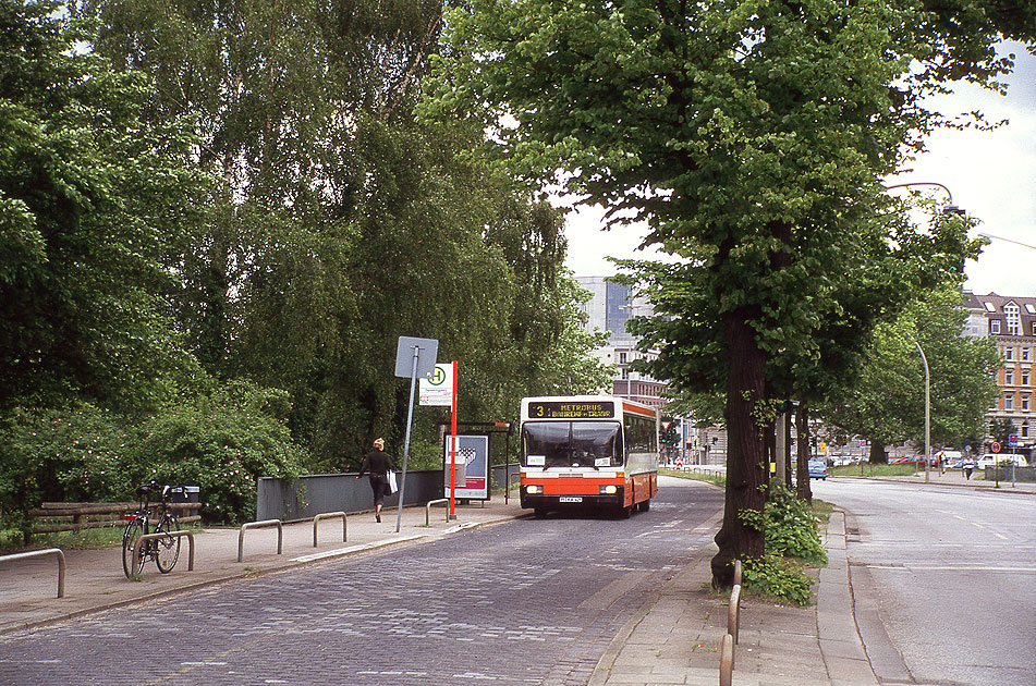 Die Bushaltestelle Sievekingplatz in Hamburg