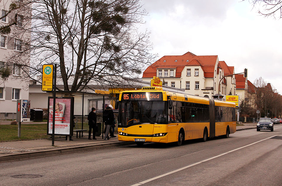 Ein Solaris-Gelenbkus der DVB an der Haltestelle Altenberger Platz in Dresden