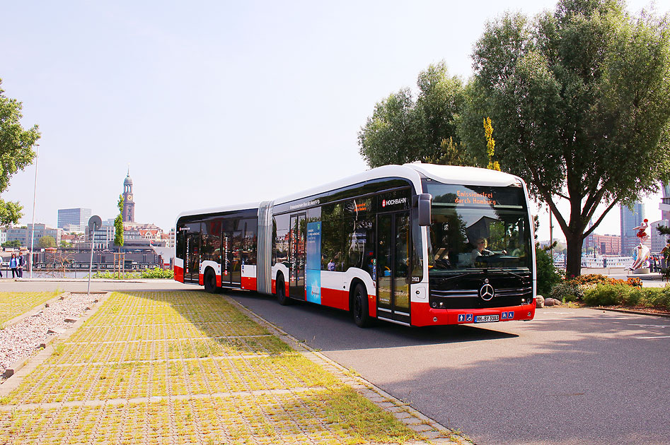 Ein Hochbahn Elektrobus, ein Elektrogelenkbus