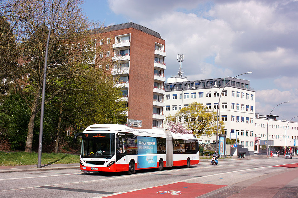 Ein Hochbahn Gelenkbus in der K&ouml;nigstra&szlig;e in Hamburg-Altona-Altstadt