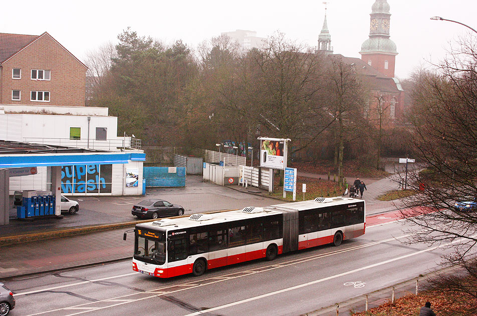 Ein Hochbahn Gelenkbus von MAN in der K&ouml;nigstra&szlig;e in Hamburg-Altona