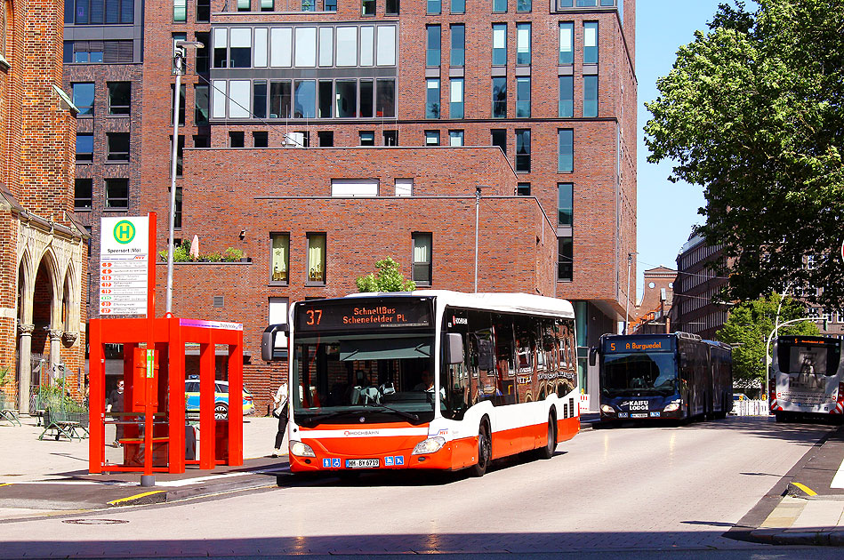 Ein Hochbahn Schnellbus der Linie 37 an der Haltestelle Spersort (Mö)