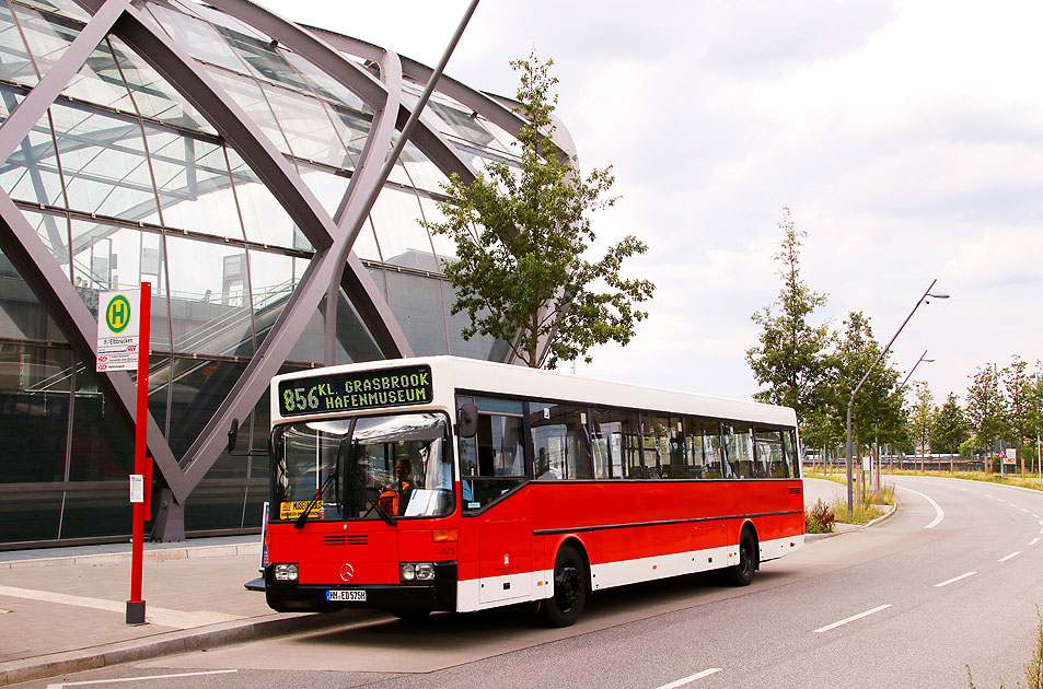 Der HOV ex Hochbahn Museumsbus 2575 an der Haltestelle U-Bahn und S-Bahn Elbbrücken in Hamburg