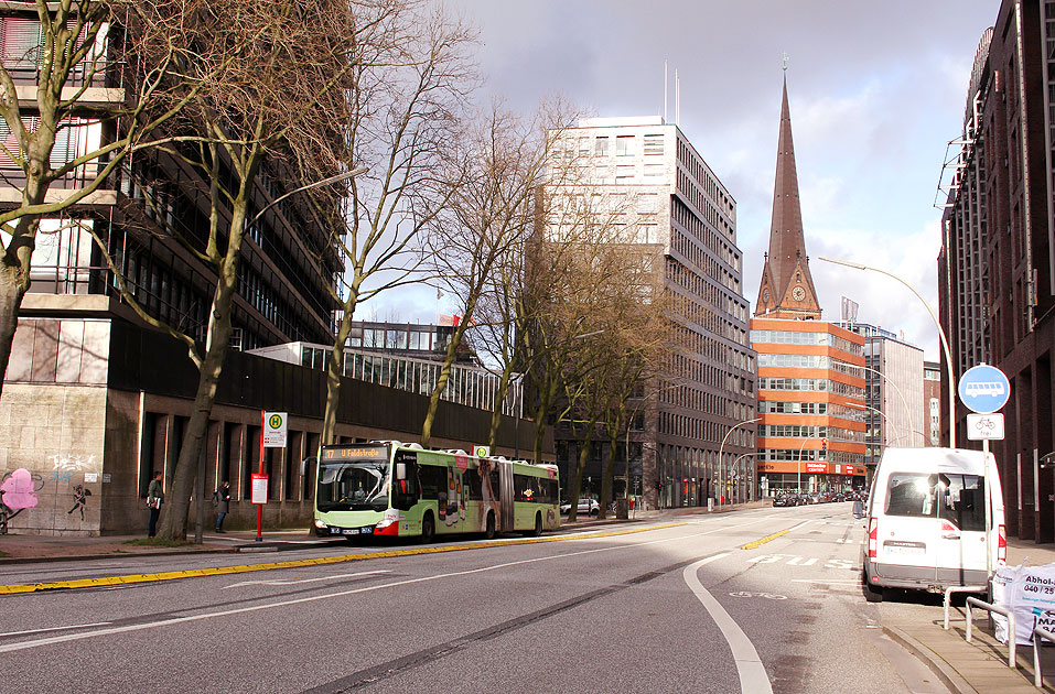 Die Bushaltestelle Domstraße in Hamburg