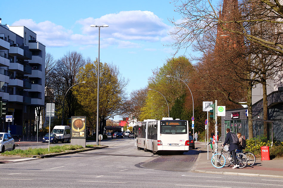 Die Bushaltestelle Max-Bauer-Allee (Mitte) in Hamburg-Altona mit einem VHH Bus