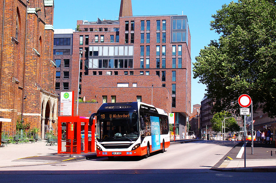 Ein Hochbahn Elektrobus an der Haltestelle Spersort (Mö)