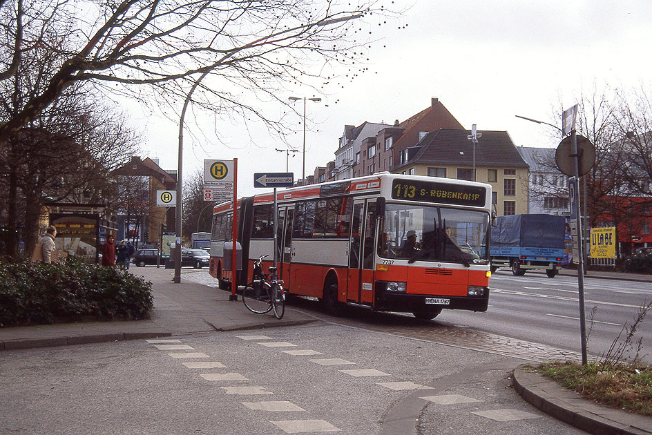 Der Hochbahn Gelenkbus 7737 an der Haltestelle Max-Brauer-Allee (Mitte)