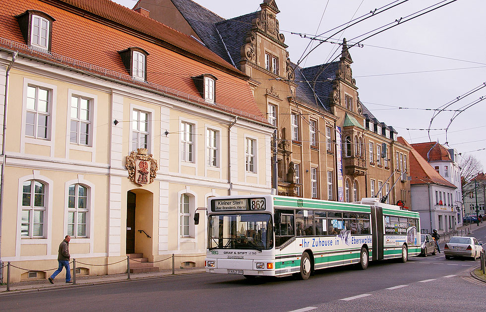 Eberswalde Am Markt - Der Obus vor dem Rathaus