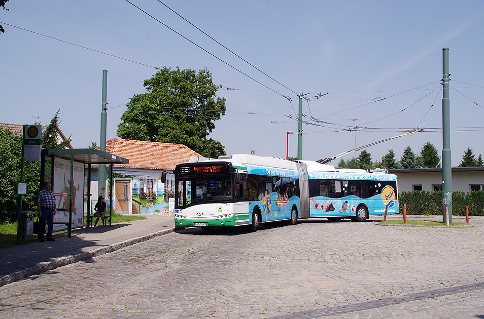 Obus Eberswalde: Die Haltestelle Ostend mit einem Solaris Trollino