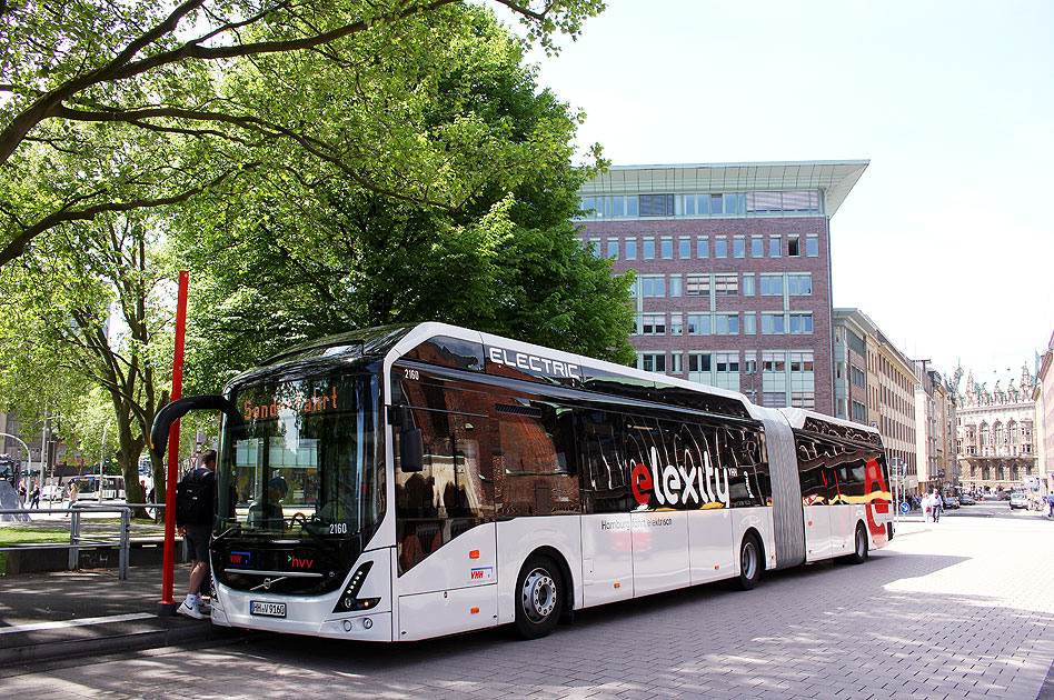 Ein Volvo 7900 EA Gelenkbus in Hamburg an der Haltestelle Spersort