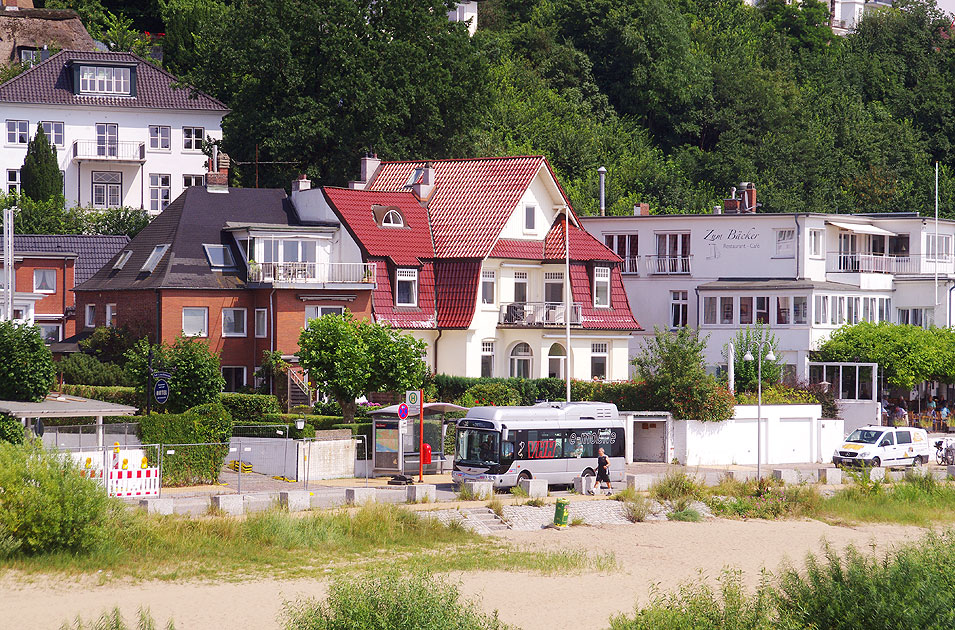 Mit Elektromobilität durch Hamburg: Die Elektro-Bergziege in Hamburg-Blankenese an der Haltestelle Krumdal