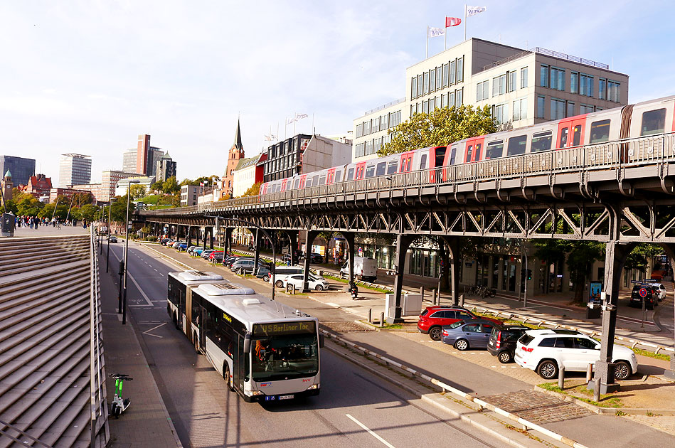 Ein VHH Bus an der Haltestelle Rambachstraße in der Straße Vorsetzen neben der Jan-Fedder-Promenade