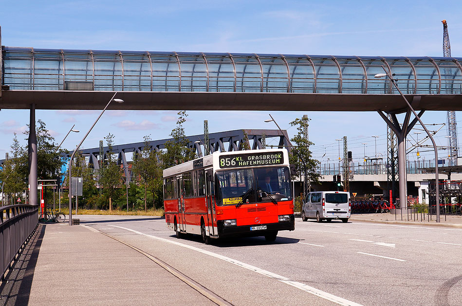 Der HOV ex HHA 2575 an der Haltestelle U-Bahn und S-Bahn Elbbrücken